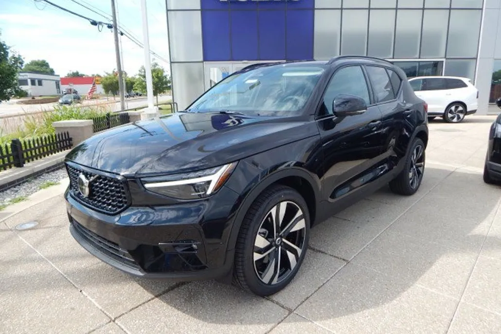 2026 Volvo XC40 Plus photo 1