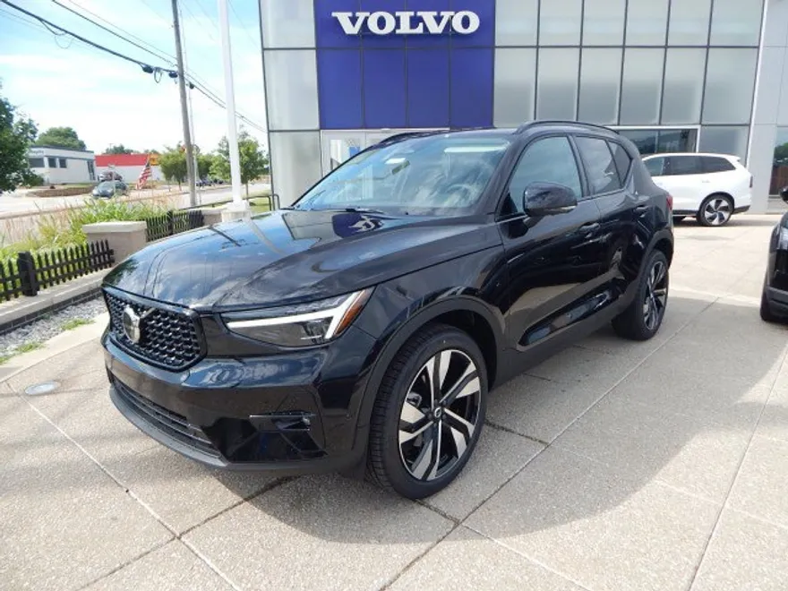 2026 Volvo XC40 Plus photo 1