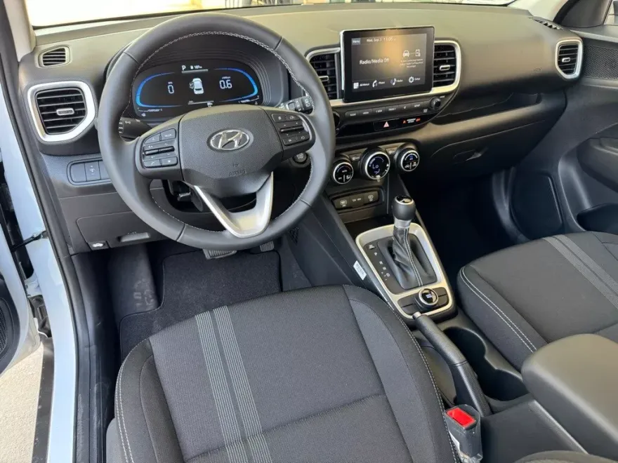 2025 Hyundai Venue SEL photo 1
