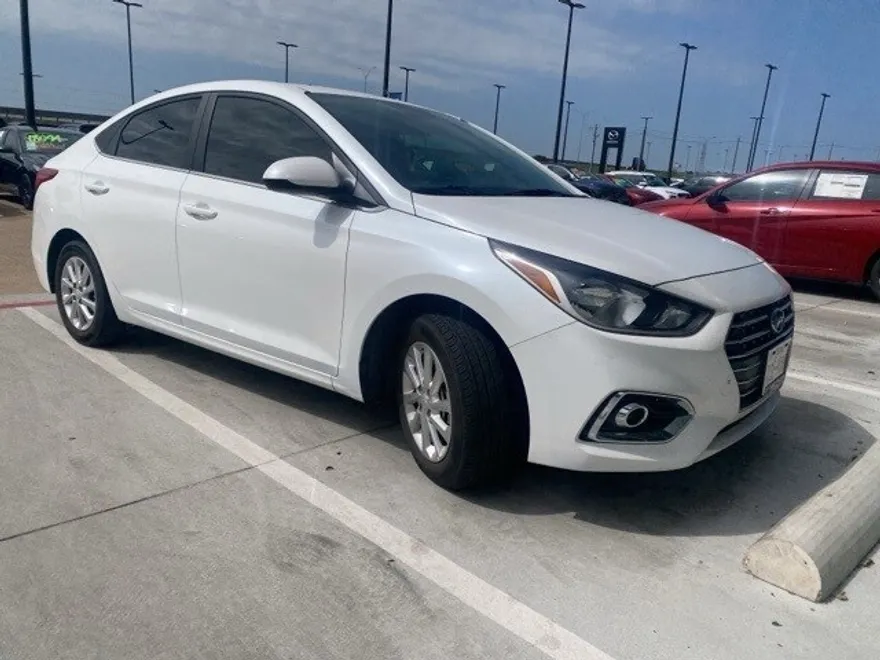 2022 Hyundai Accent SEL photo 1