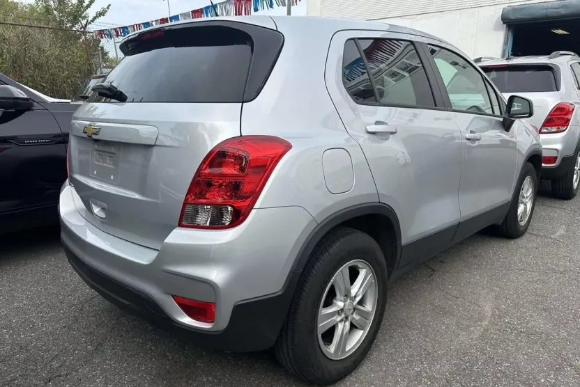 2020 Chevrolet Trax LS photo 1