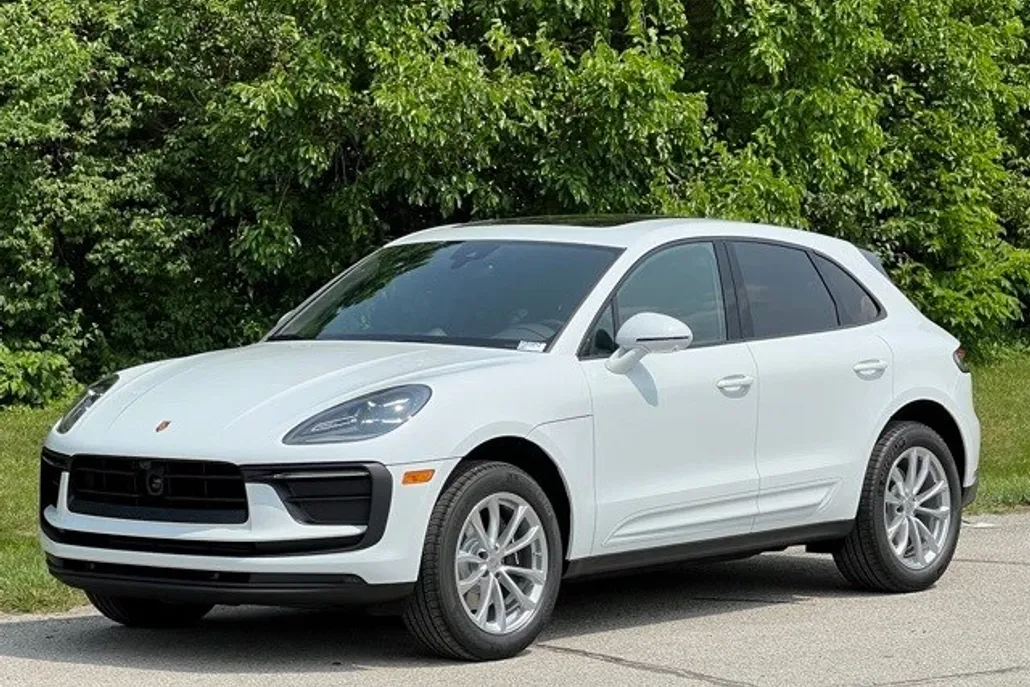 2025 Porsche Macan T photo 1