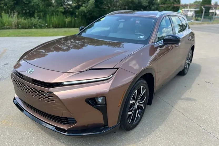 2025 Toyota Crown Signia XLE photo 1