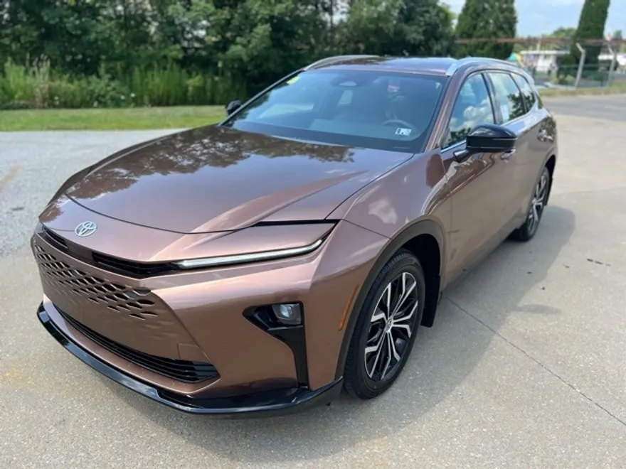 2025 Toyota Crown Signia XLE photo 1