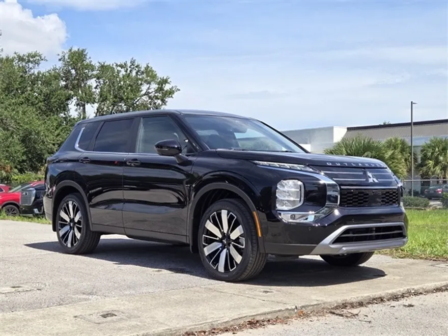 2025 Mitsubishi Outlander SE photo 1