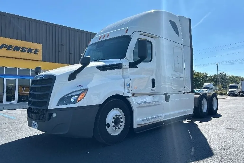 2022 Freightliner Cascadia 126" Sleeper Cab photo 1
