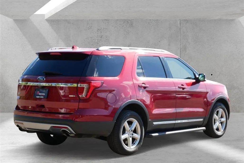 2016 Ford Explorer XLT photo 1