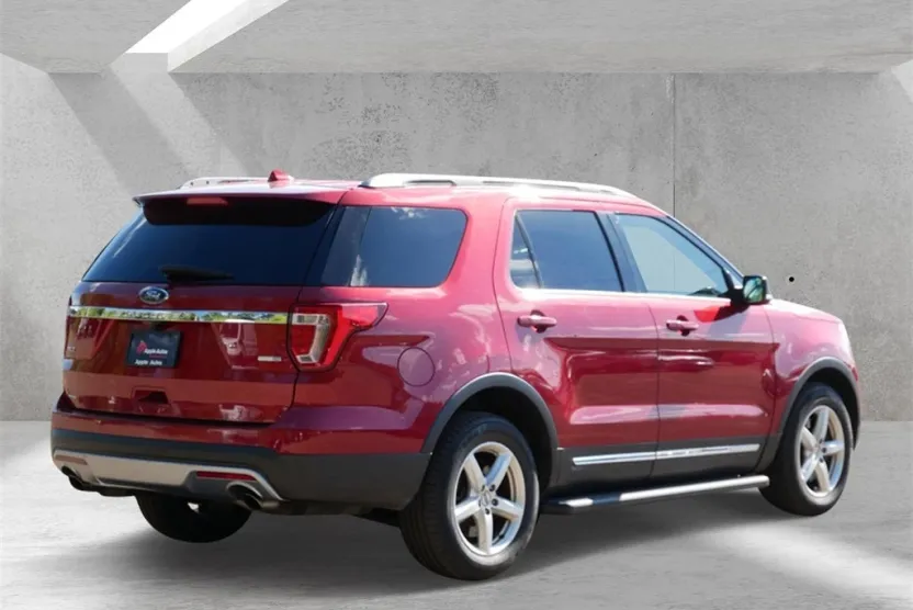 2016 Ford Explorer XLT photo 1