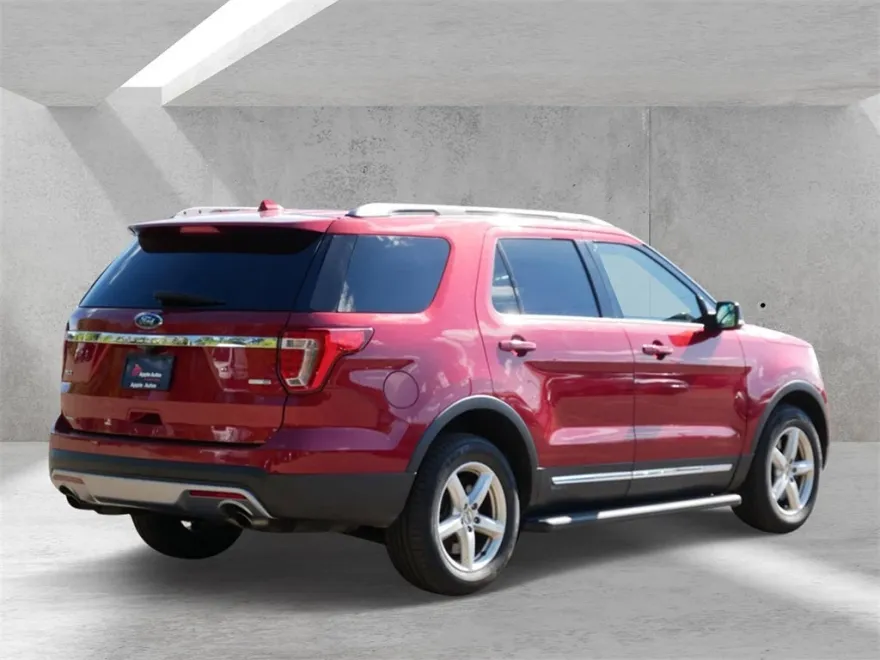 2016 Ford Explorer XLT photo 1
