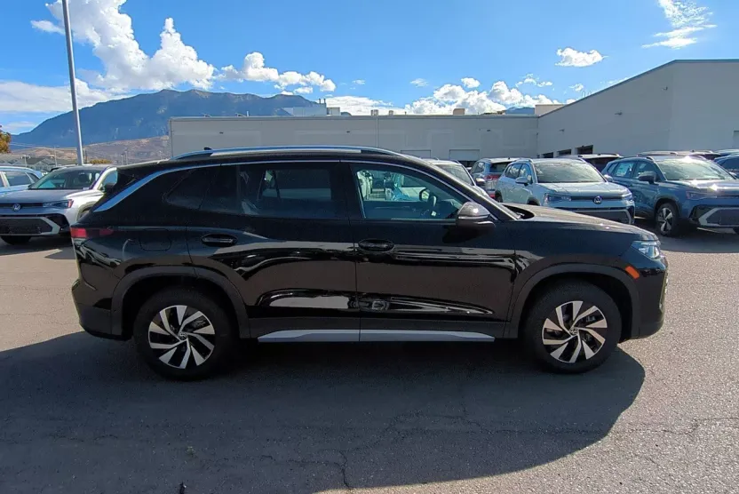 2025 Volkswagen Tiguan S photo 1