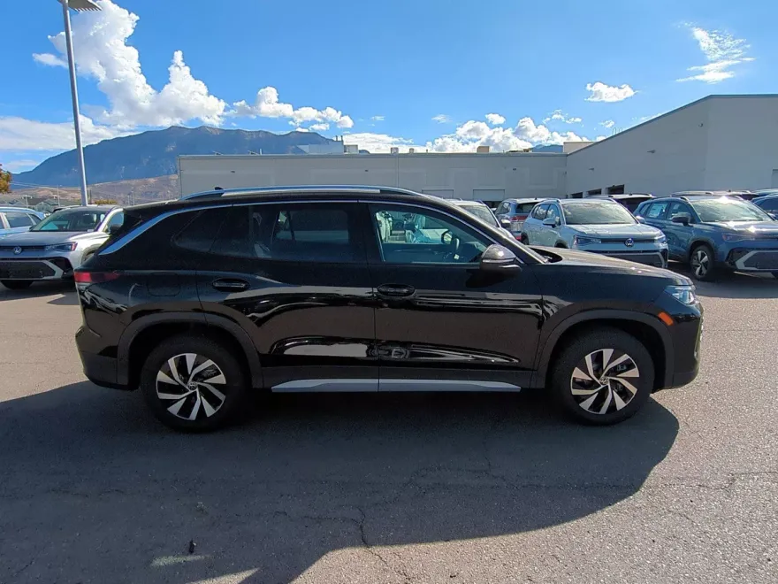 2025 Volkswagen Tiguan S photo 1