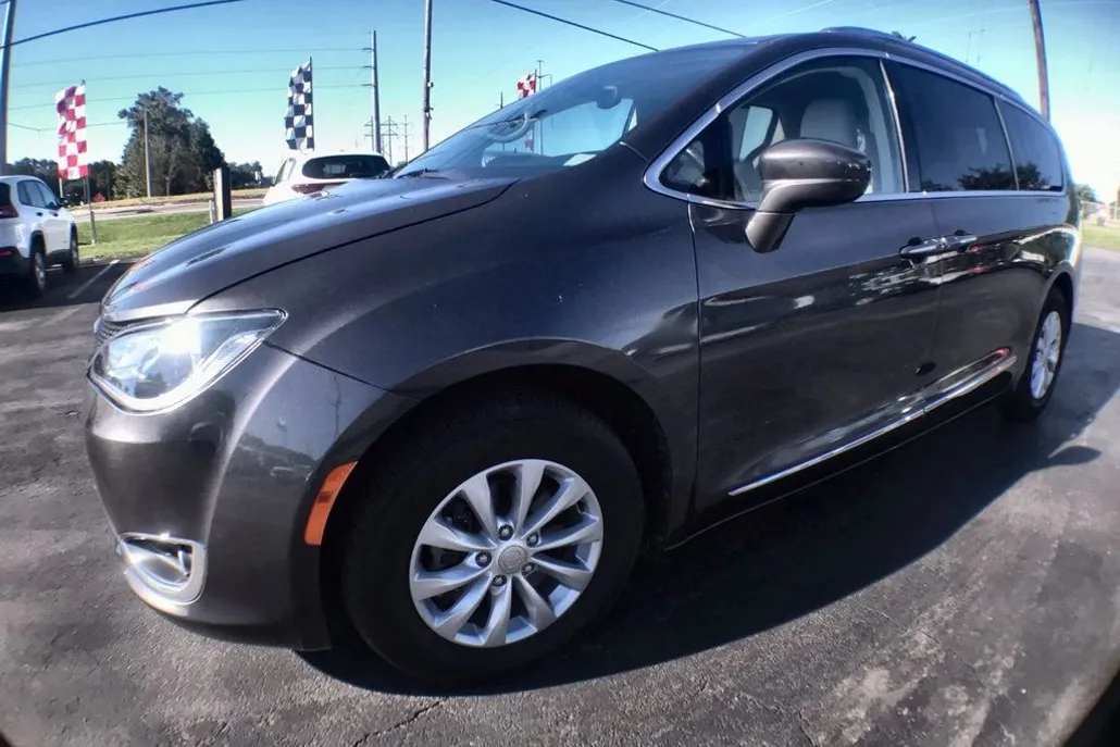 2018 Chrysler Pacifica Touring L photo 1