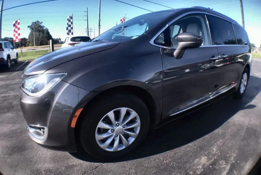 2018 Chrysler Pacifica Touring L photo 1