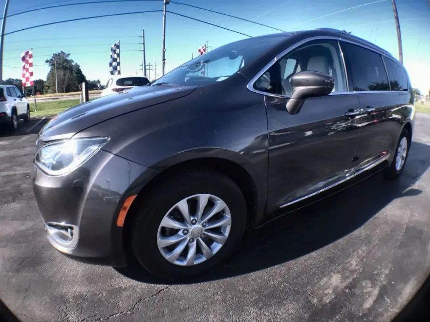 2018 Chrysler Pacifica Touring L photo 1