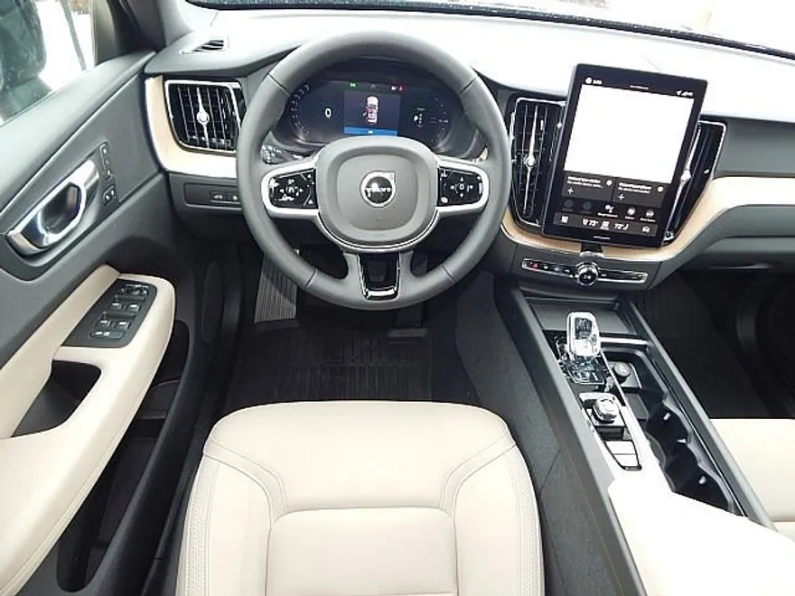 2026 Volvo XC60 Hybrid T8 Plus photo 1