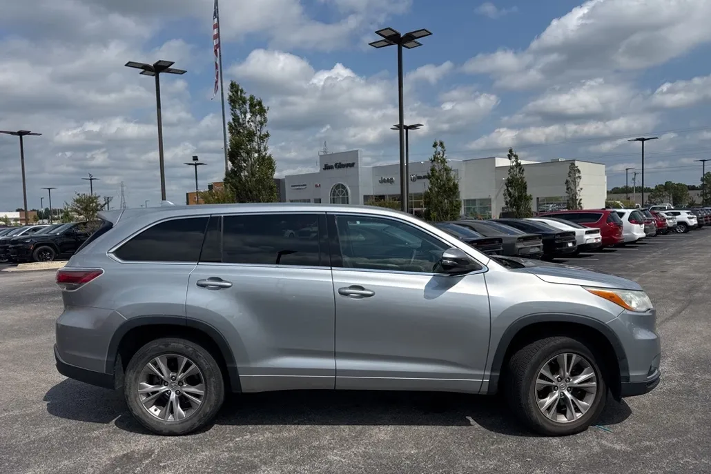 2014 Toyota Highlander LE photo 1
