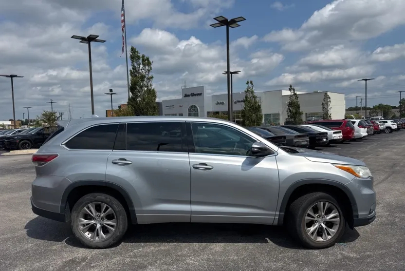 2014 Toyota Highlander LE photo 1