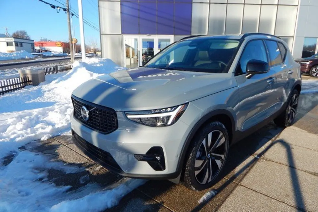 2025 Volvo XC40 Plus photo 1