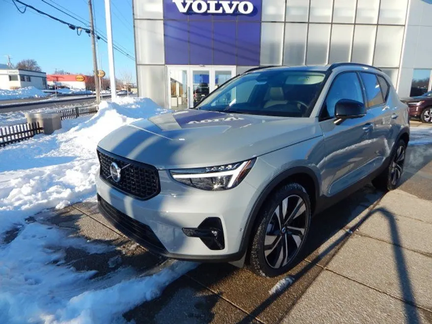2025 Volvo XC40 Plus photo 1