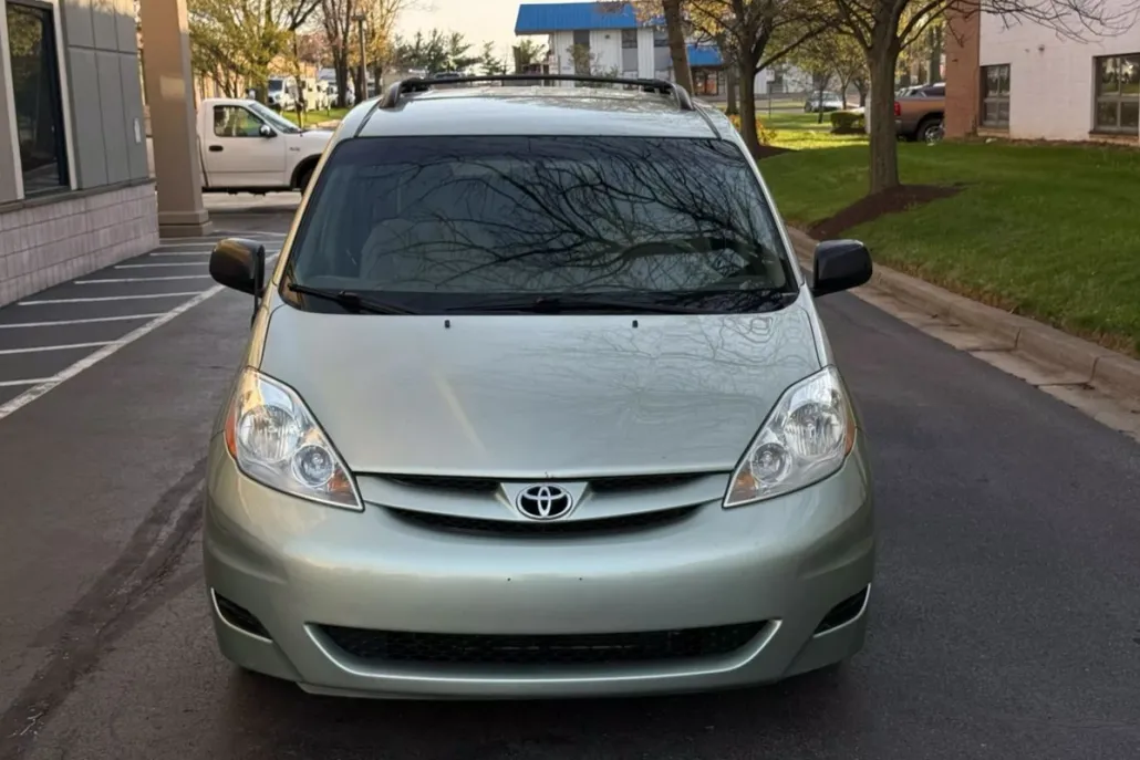 2010 Toyota Sienna LE photo 1