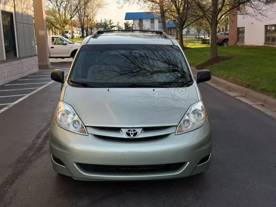 2010 Toyota Sienna LE photo 1