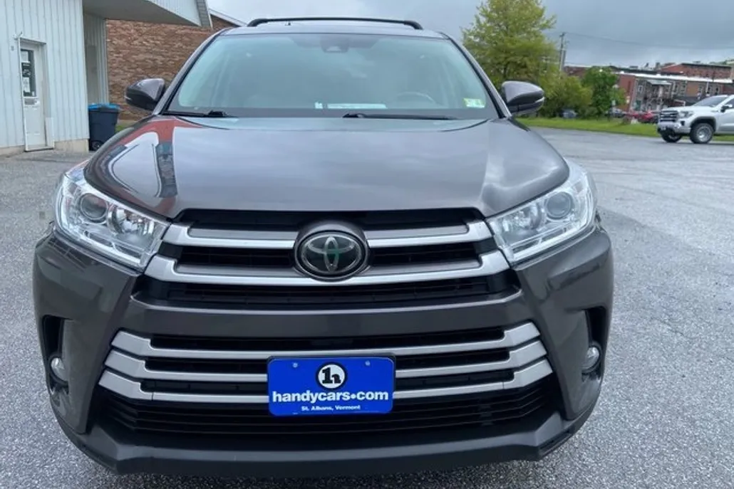 2018 Toyota Highlander LE Plus photo 1
