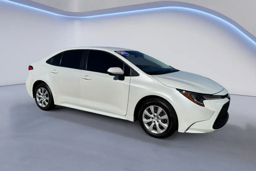 2022 Toyota Corolla LE photo 1