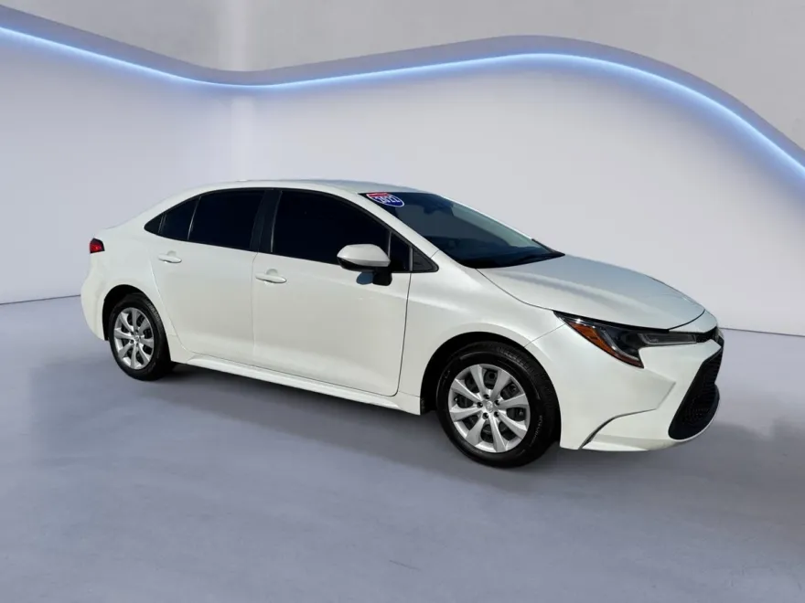 2022 Toyota Corolla LE photo 1