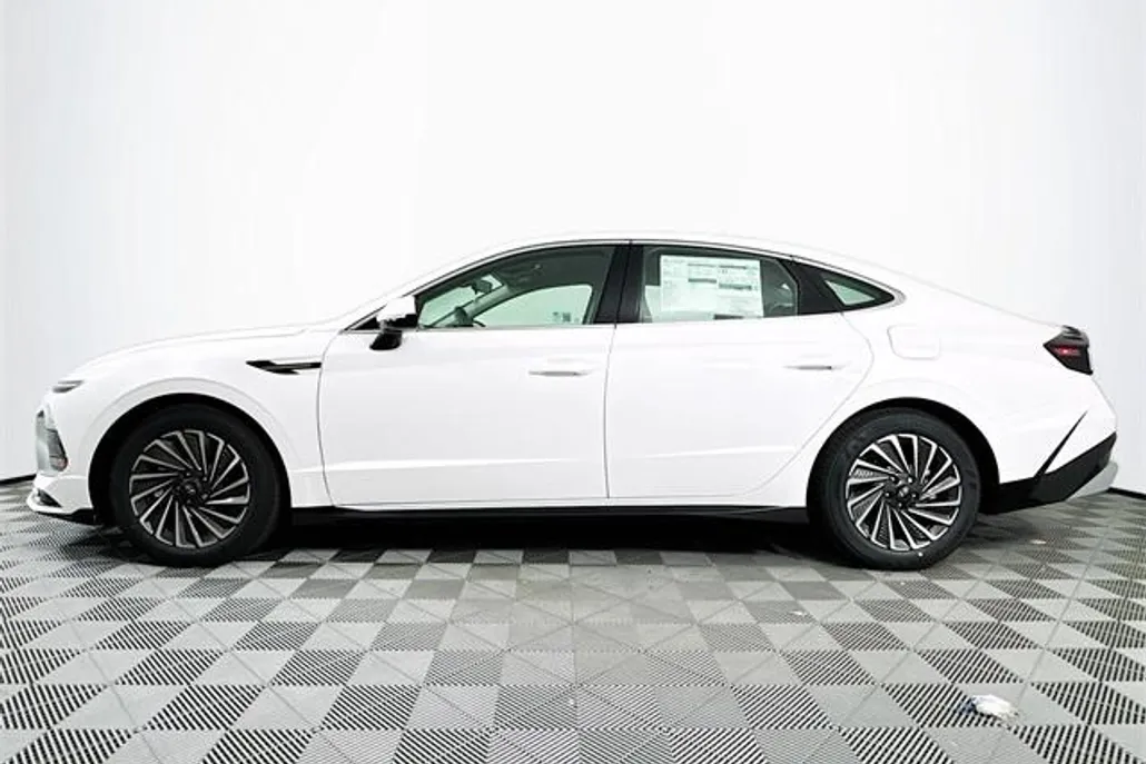 2025 Hyundai Sonata Hybrid SEL photo 1