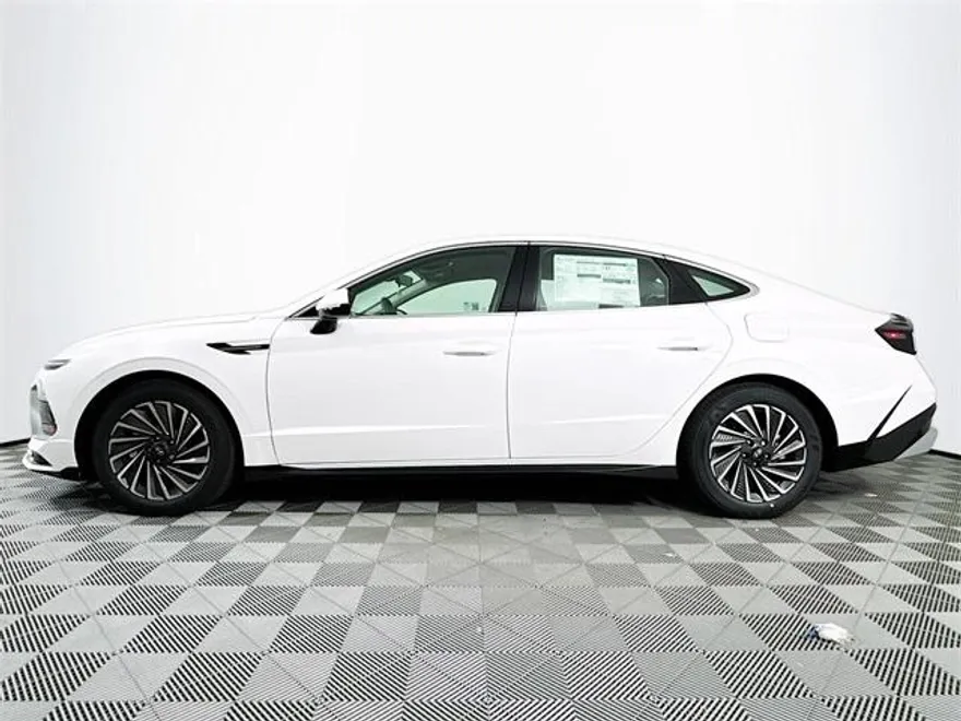 2025 Hyundai Sonata Hybrid SEL photo 1