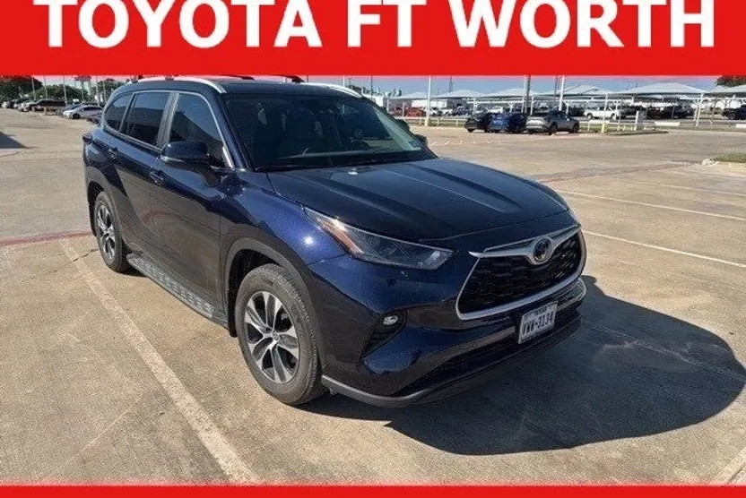 2024 Toyota Highlander LE photo 1