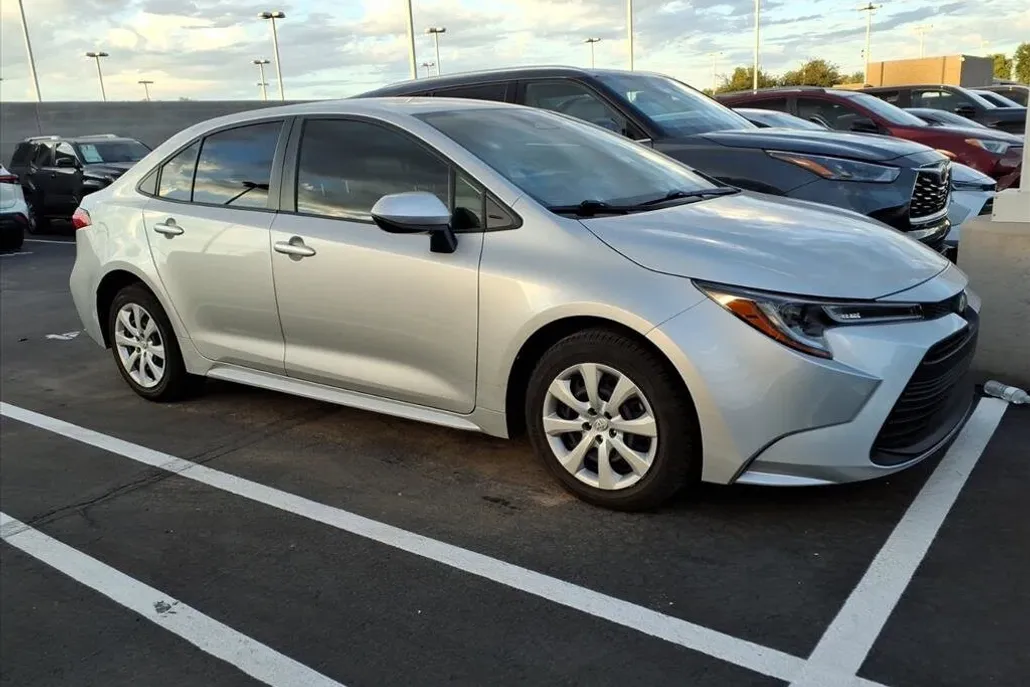2023 Toyota Corolla LE photo 1