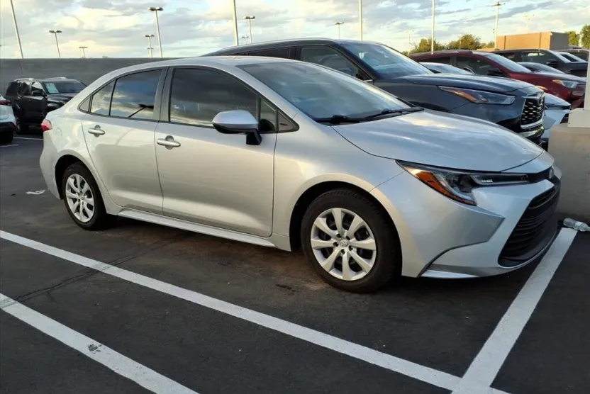 2023 Toyota Corolla LE photo 1