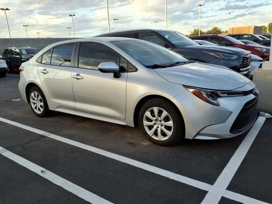 2023 Toyota Corolla LE photo 1