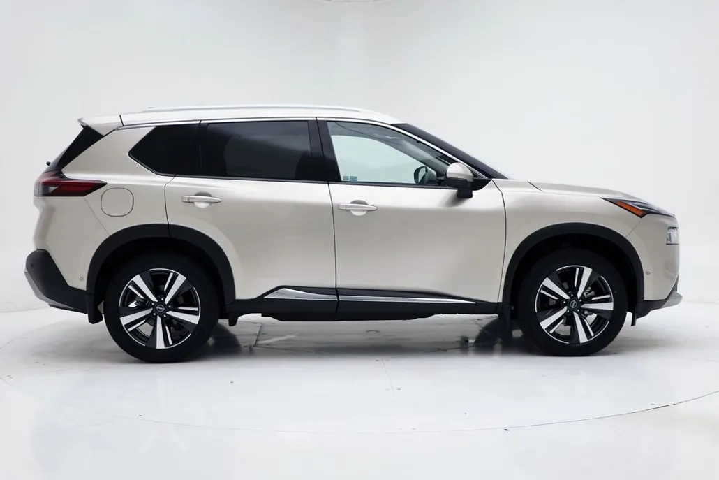 2023 Nissan Rogue Platinum photo 1
