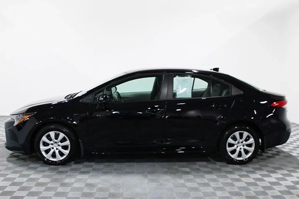 2023 Toyota Corolla LE photo 1