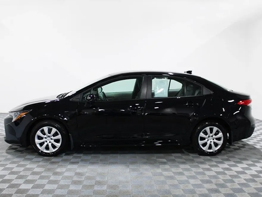 2023 Toyota Corolla LE photo 1