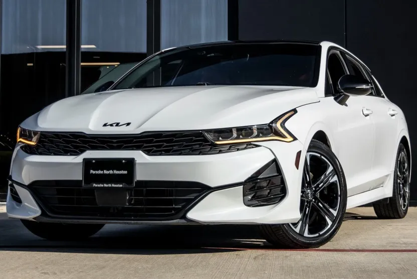 2022 Kia K5 GT-Line photo 1