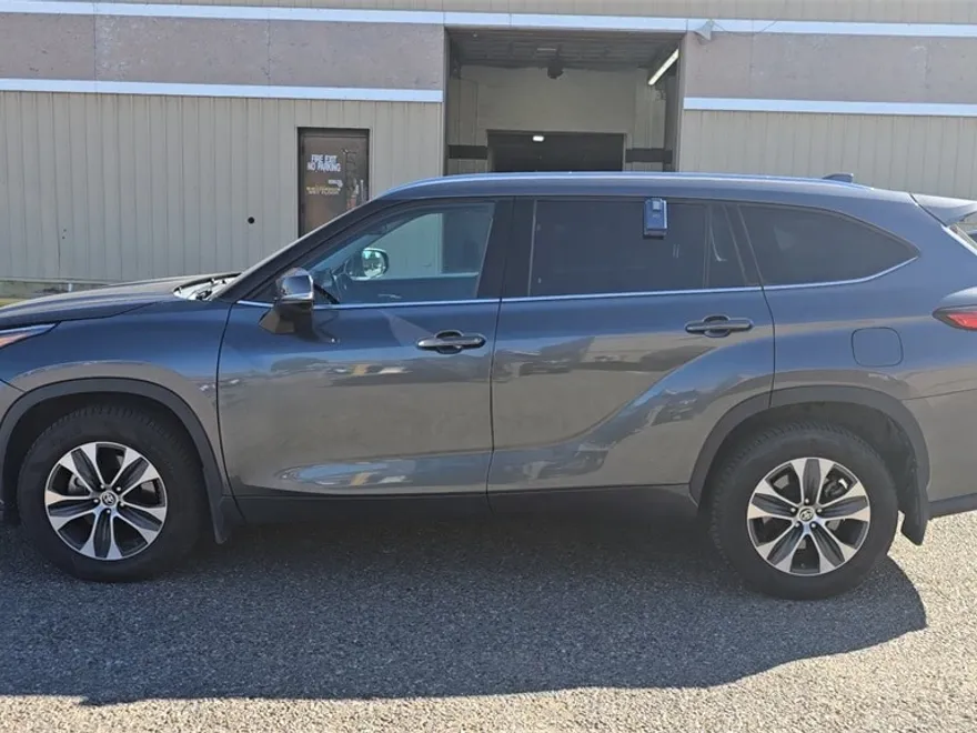 2020 Toyota Highlander XLE photo 1