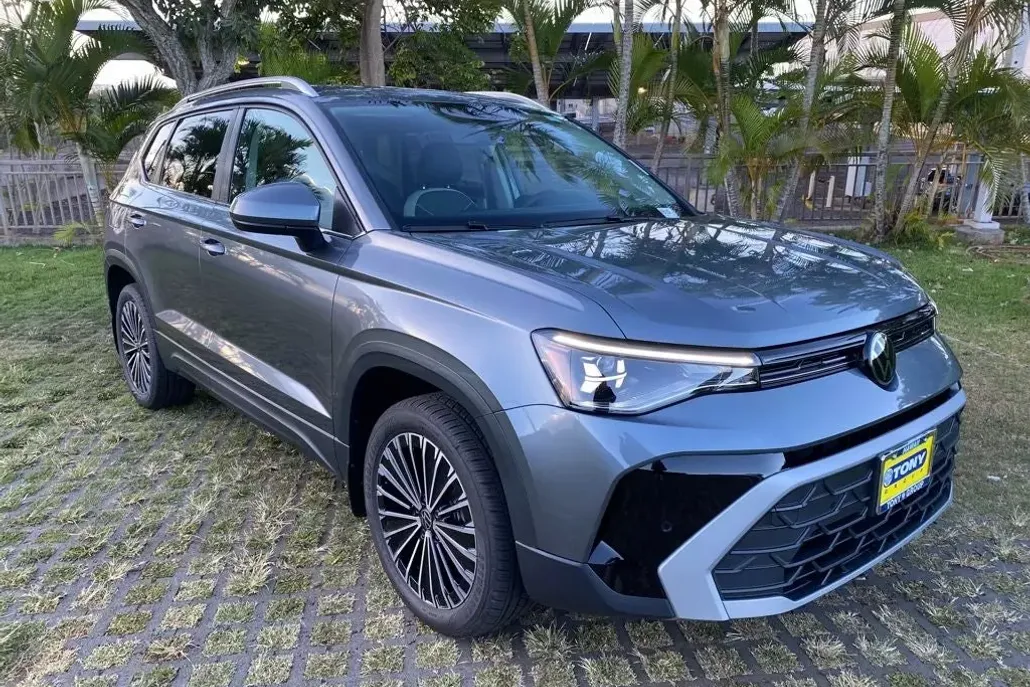 2025 Volkswagen Taos SE photo 1