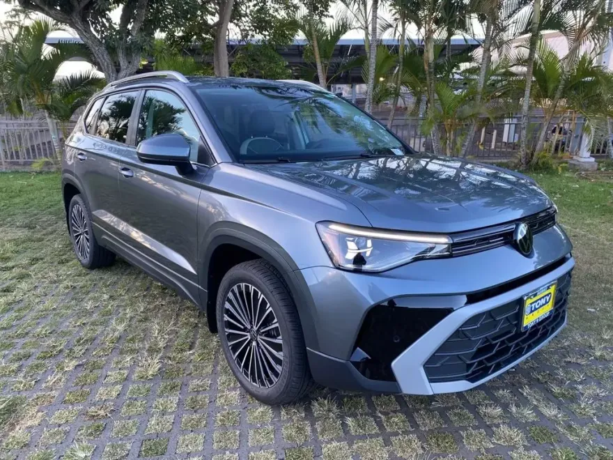 2025 Volkswagen Taos SE photo 1