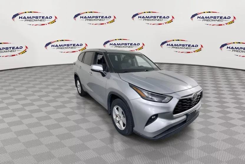 2024 Toyota Highlander LE photo 1