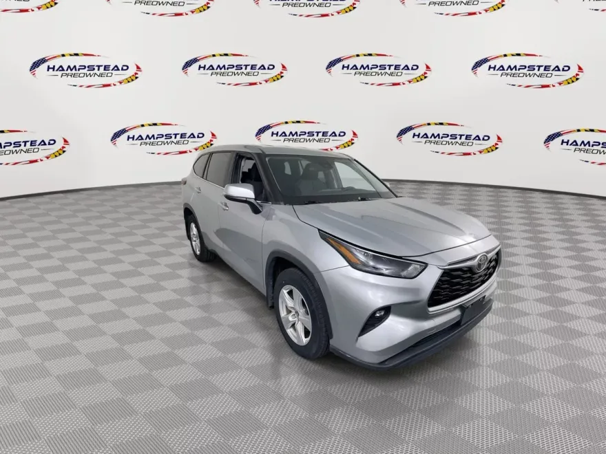 2024 Toyota Highlander LE photo 1