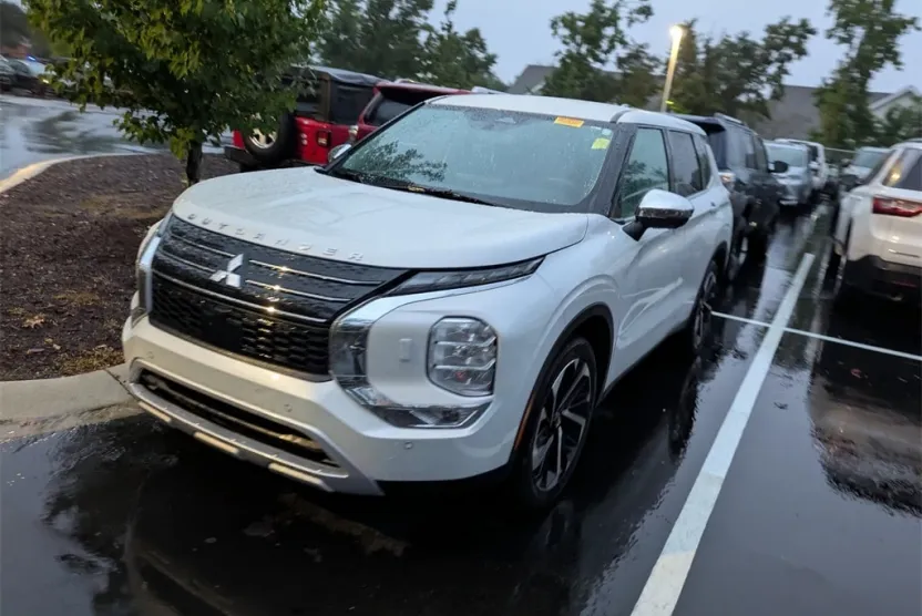 2022 Mitsubishi Outlander SE photo 1