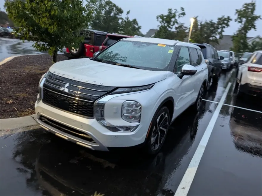 2022 Mitsubishi Outlander SE photo 1