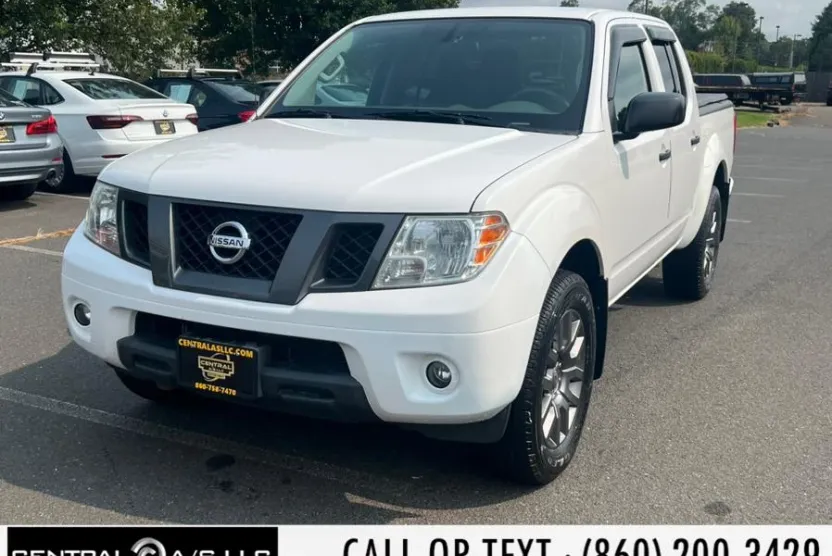 2012 Nissan Frontier Crew Cab SV photo 1