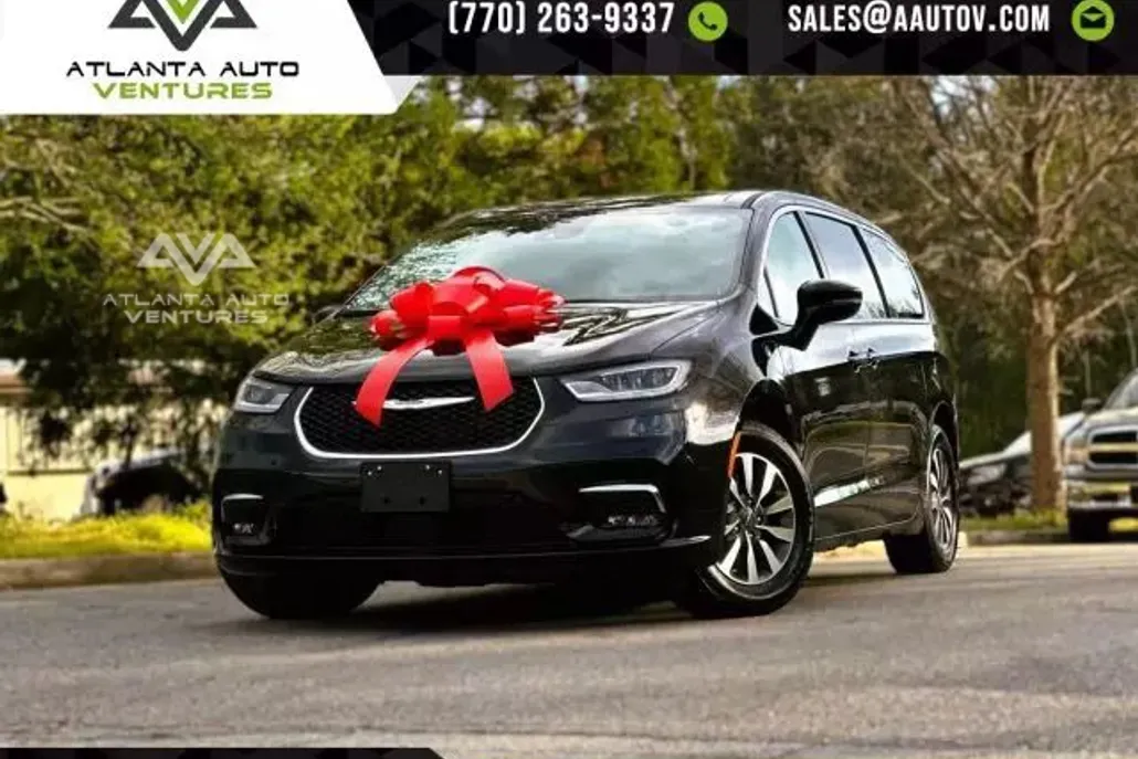 2024 Chrysler Pacifica Hybrid photo 1