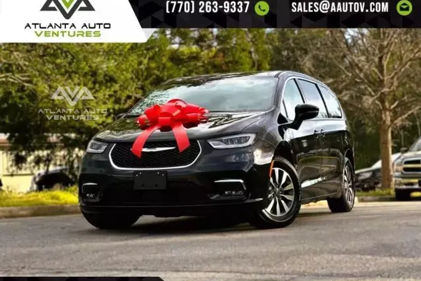 2024 Chrysler Pacifica Hybrid photo 1