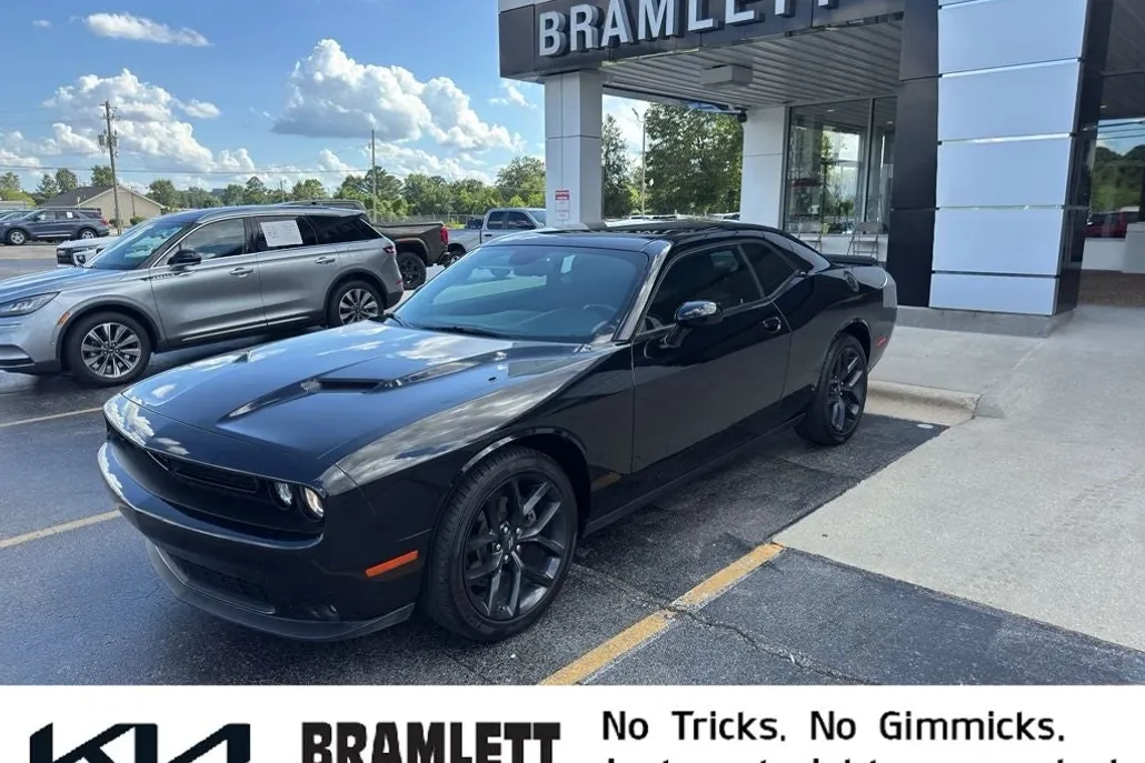 2023 Dodge Challenger SXT photo 1