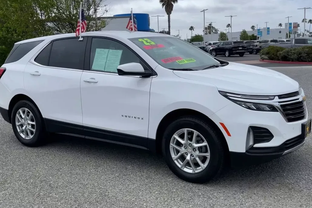 2023 Chevrolet Equinox LT photo 1